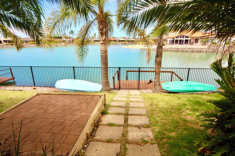 Prime Waterfront Location
Situated along Flinders Drive in Encounter Bay, offering direct lake access and scenic views.
