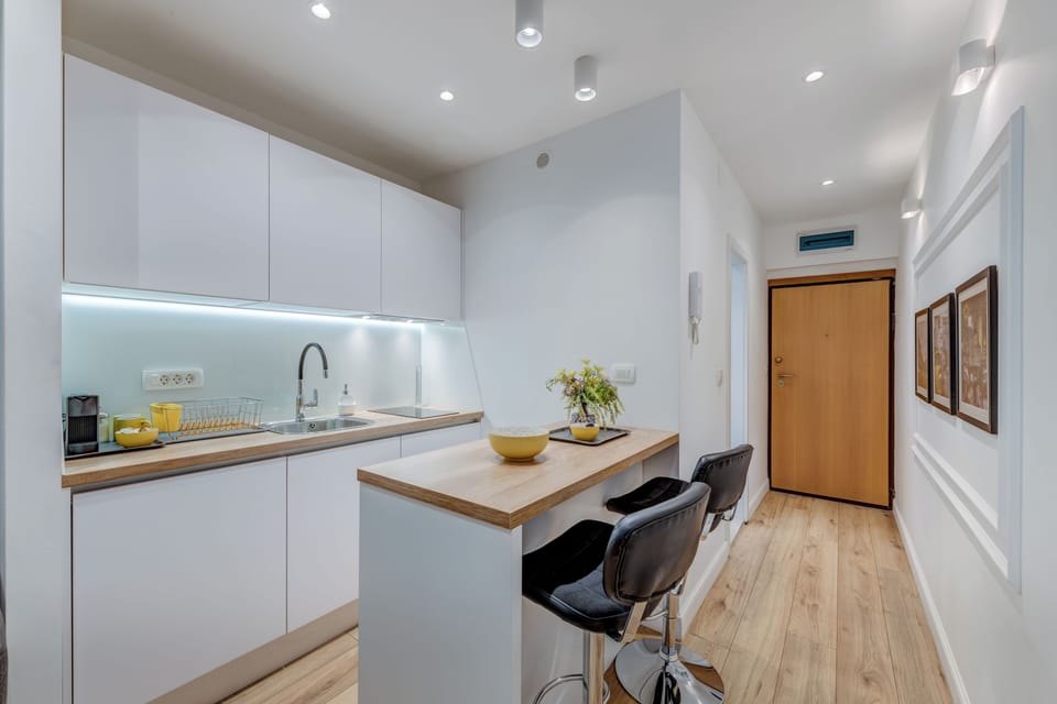 Deluxe Studio Suite, Balcony, City View | Private kitchen | Electric kettle