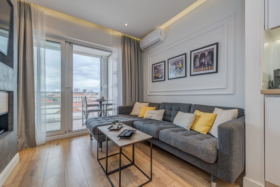 Deluxe Studio Suite, Balcony, City View | View from room