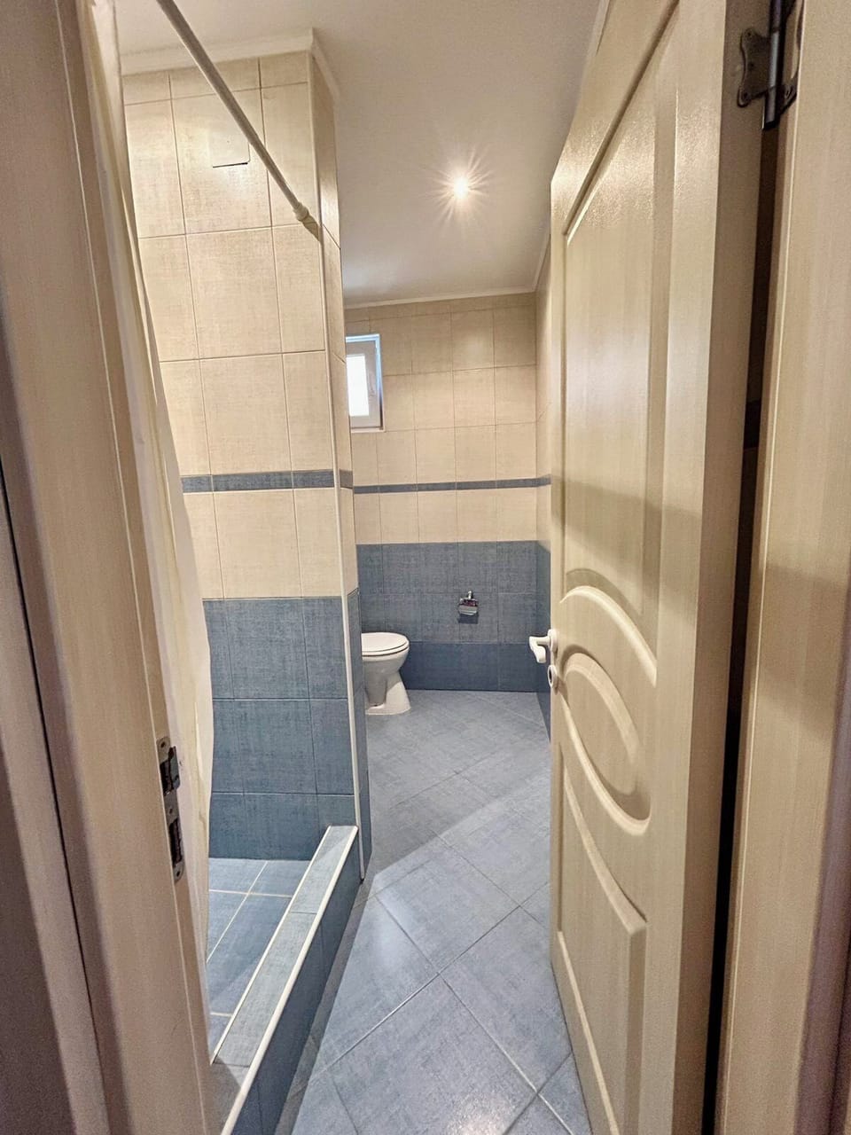 Apartment 404 | Bathroom | Shower, hair dryer, bathrobes, slippers