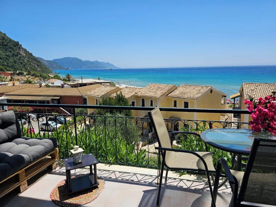 Apartment | Outdoor dining