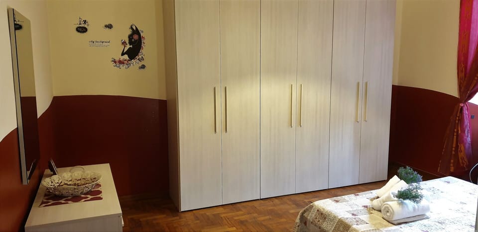 2 bedrooms, in-room safe, iron/ironing board, WiFi (free)
