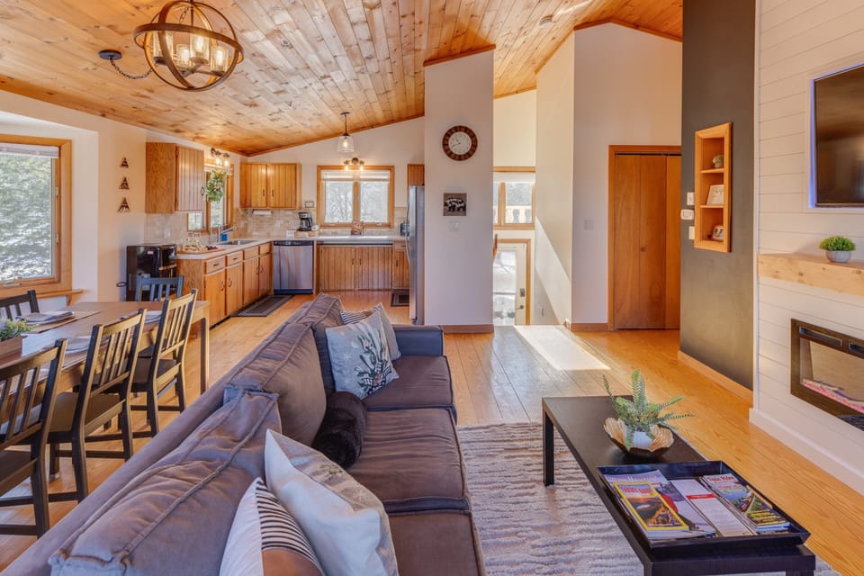 House, 4 Bedrooms | Living area | Smart TV