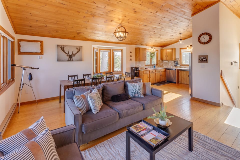 House, 4 Bedrooms | Living area | Smart TV