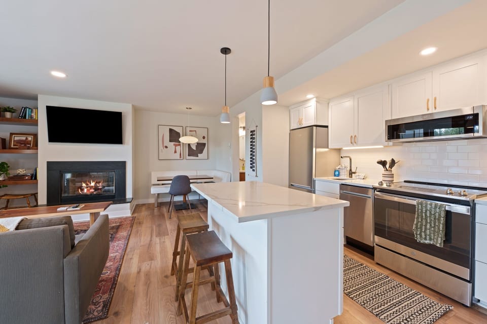 Condo, 1 Bedroom | Private kitchen | Coffee/tea maker, fridge, oven, toaster