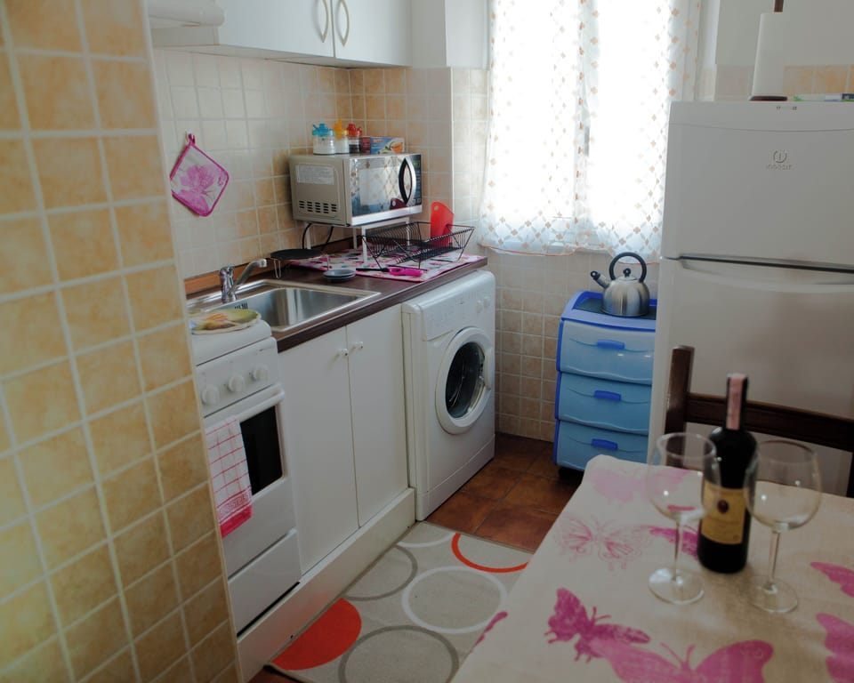 Condo, City View | Private kitchen | Electric kettle, toaster