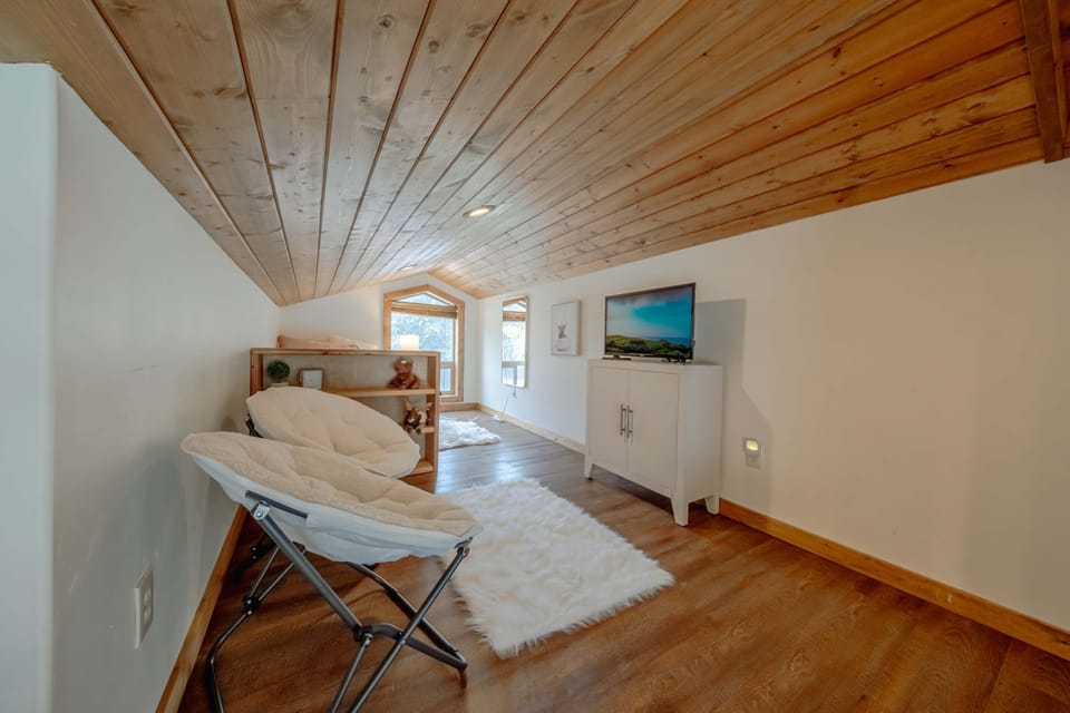 Loft with twin bed, and TV