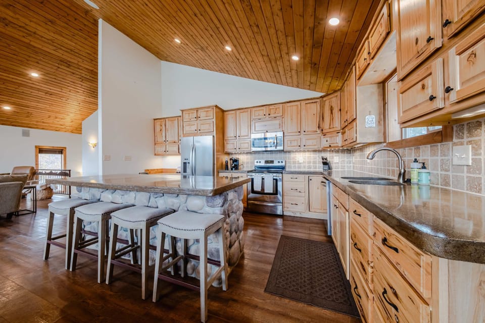 Additional counter seating and fully equipped kitchen 