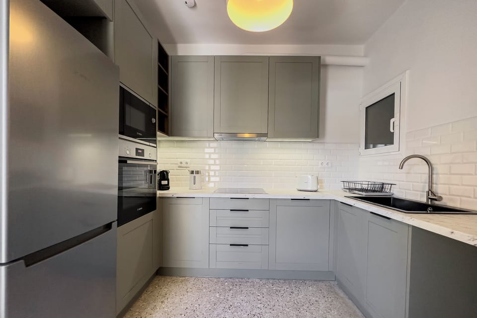 Luxury Apartment, City View | Private kitchen