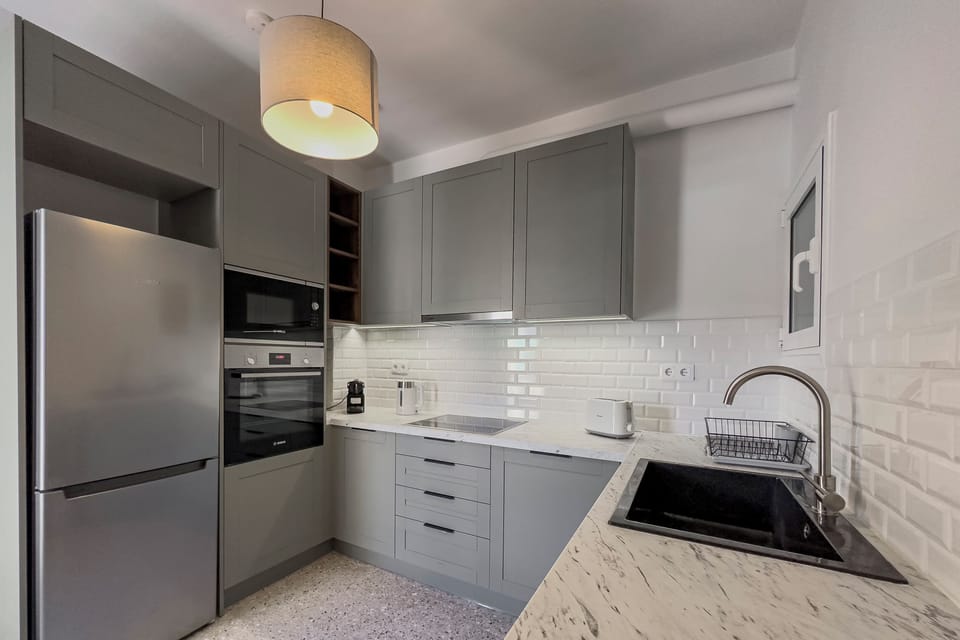 Luxury Apartment, City View | Private kitchen