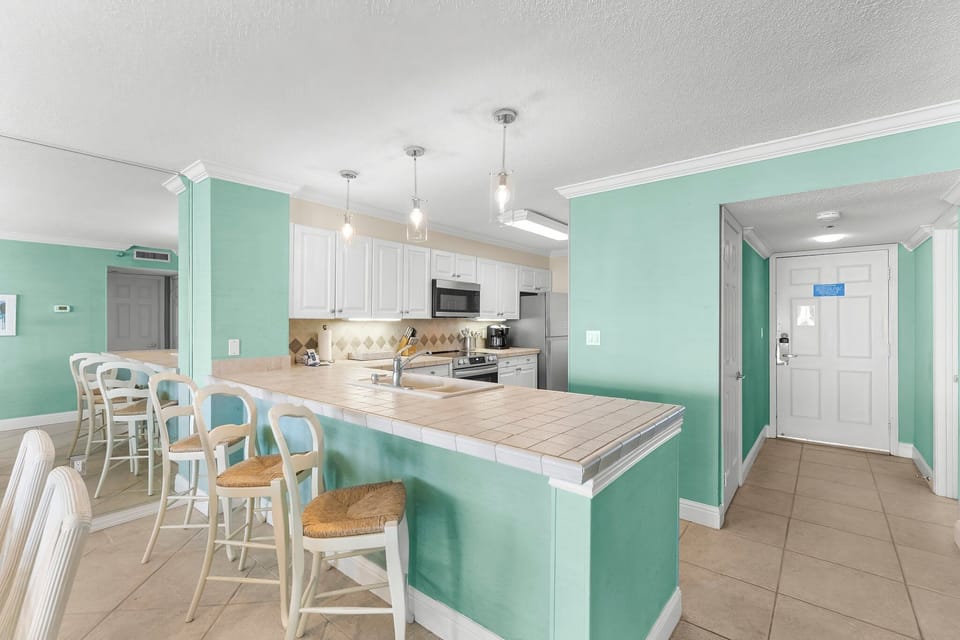 Kitchen and Breakfast Bar