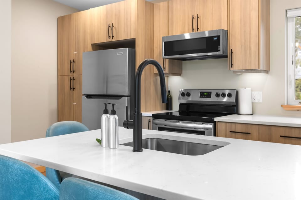 Enjoy meals at the kitchen island