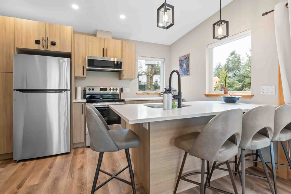 Kitchen island with 4 bar stools (no dining table)