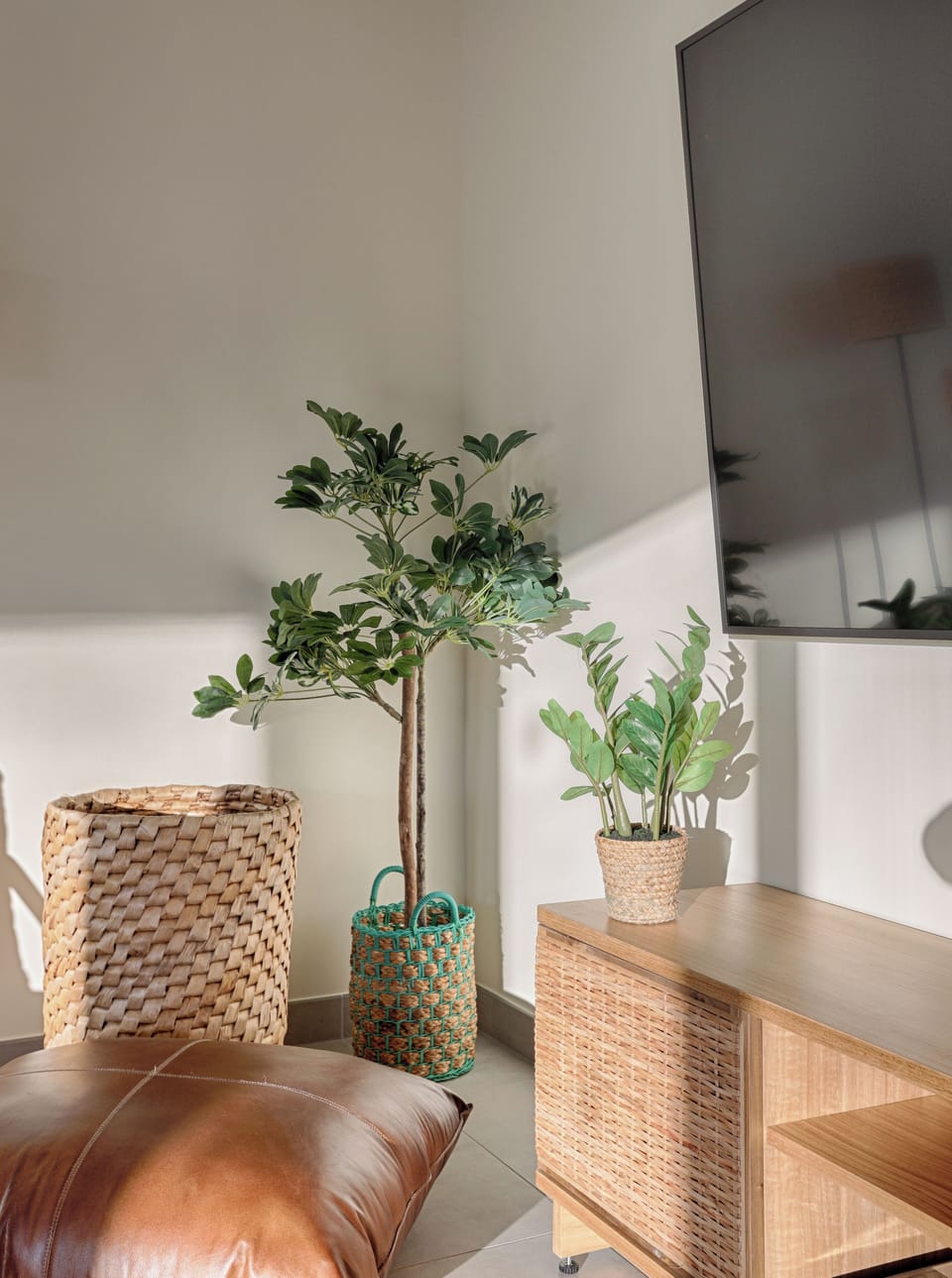 Villa Nature - 10 Minutes de Disneyland | Living area | 43-inch flat-screen TV with cable channels