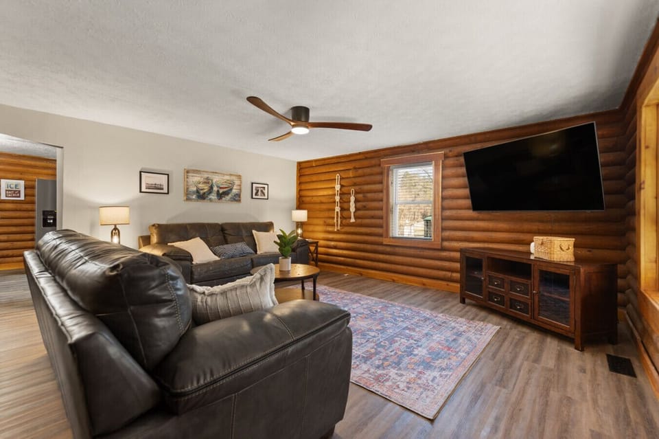 Cozy meets modern – unwind in this inviting cabin living room with rustic charm and all the comforts of home.