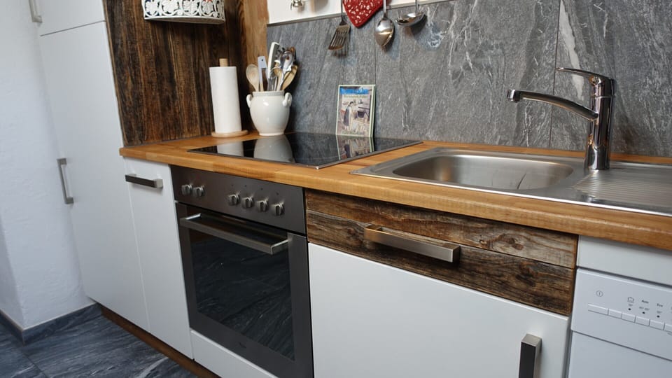 Apartment | Private kitchen | Fridge, oven, dishwasher, coffee/tea maker