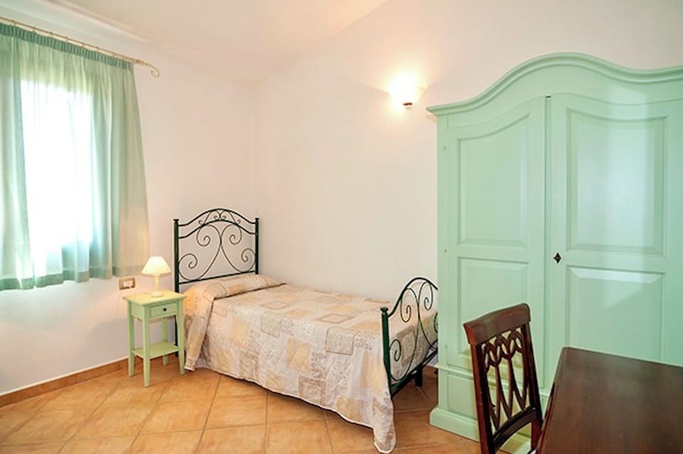 Comfort Apartment | Cribs/infant beds, bed sheets
