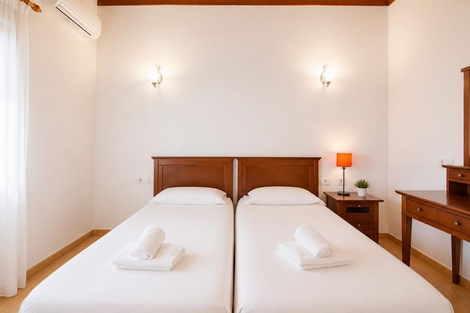 Twin bedroom with A/C