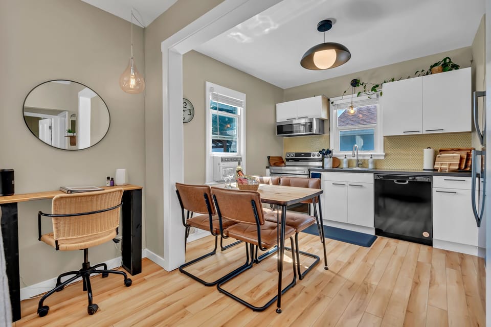 Kitchen/Dining with small worktable