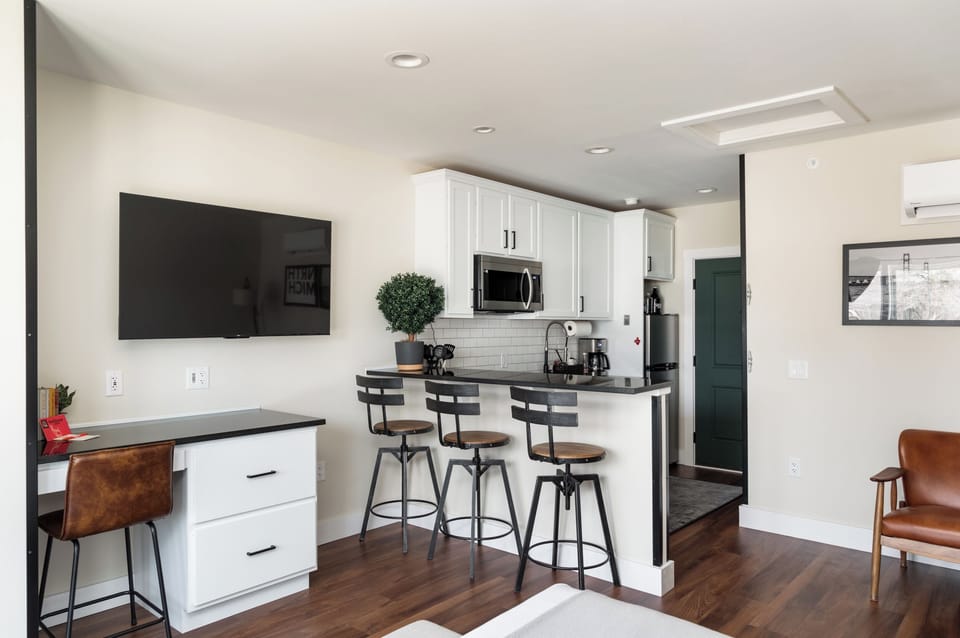 Studio Queen | In-room safe, desk, laptop workspace, blackout drapes