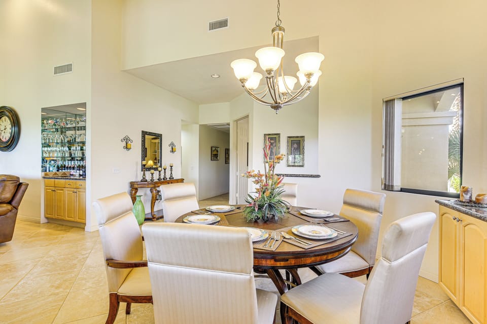 Dining Area | Dishware/Flatware Provided