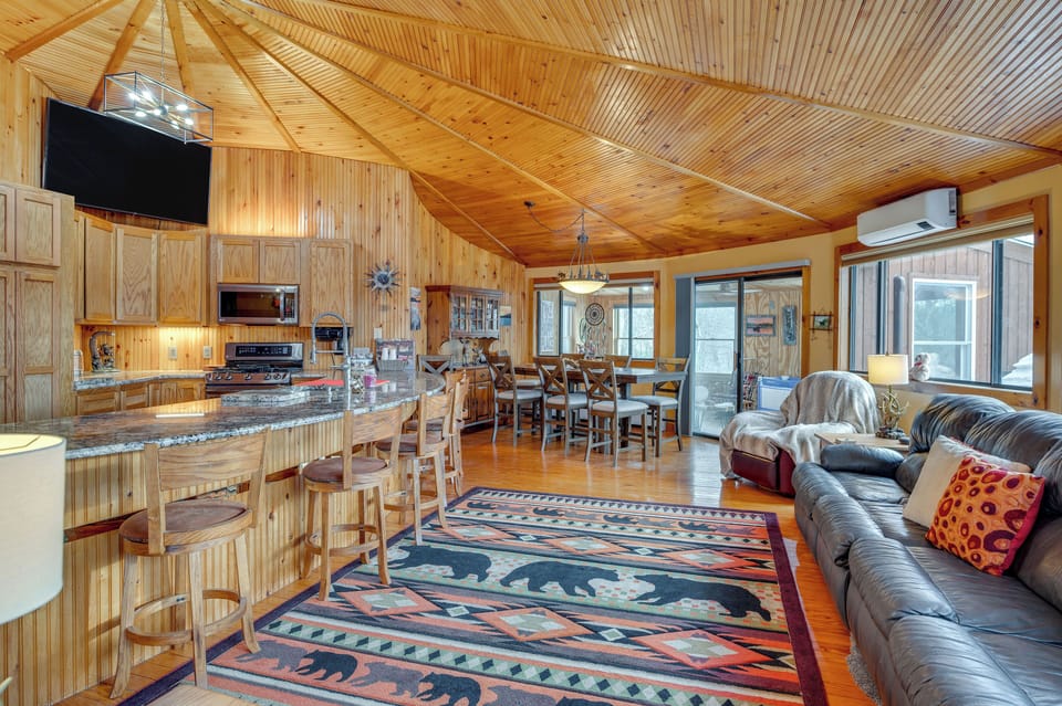 Living Area | Smart TV | Central Air Conditioning/Heat | 2nd Floor