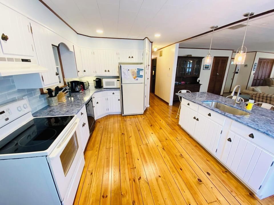 House, Multiple Beds, Pool Access, Garden View | Private kitchen