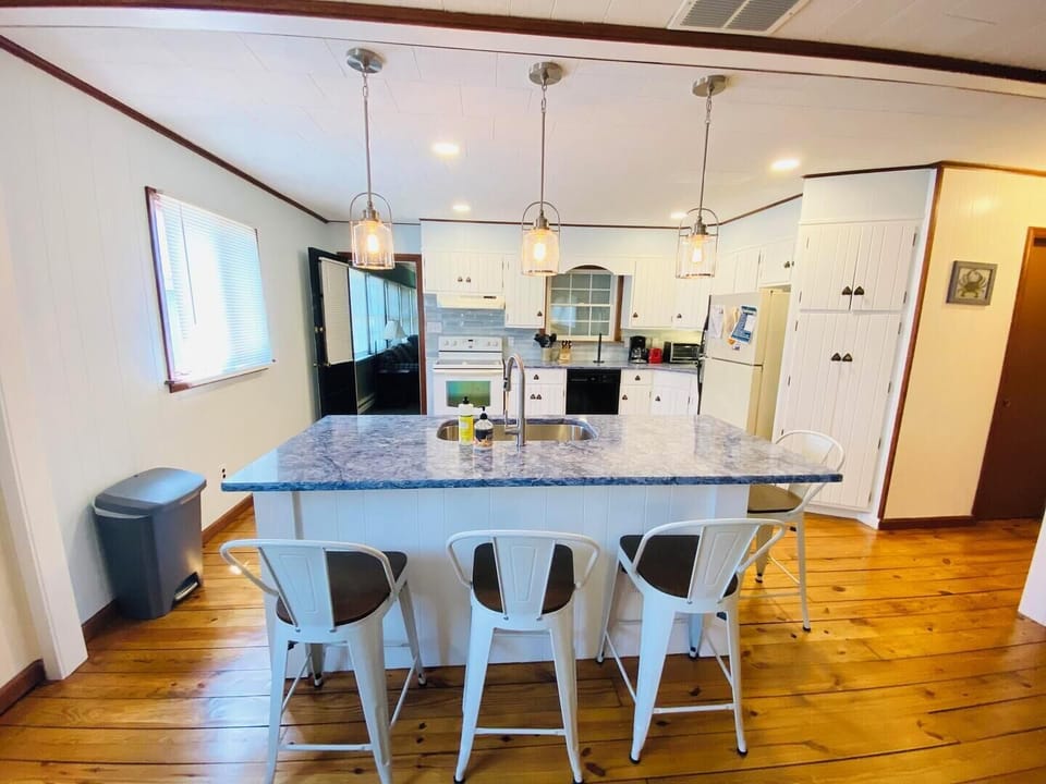 House, Multiple Beds, Pool Access, Garden View | Private kitchen