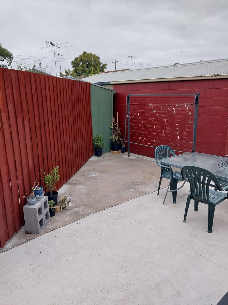 The back yard is pet secure & a great place for some outdoor family games.