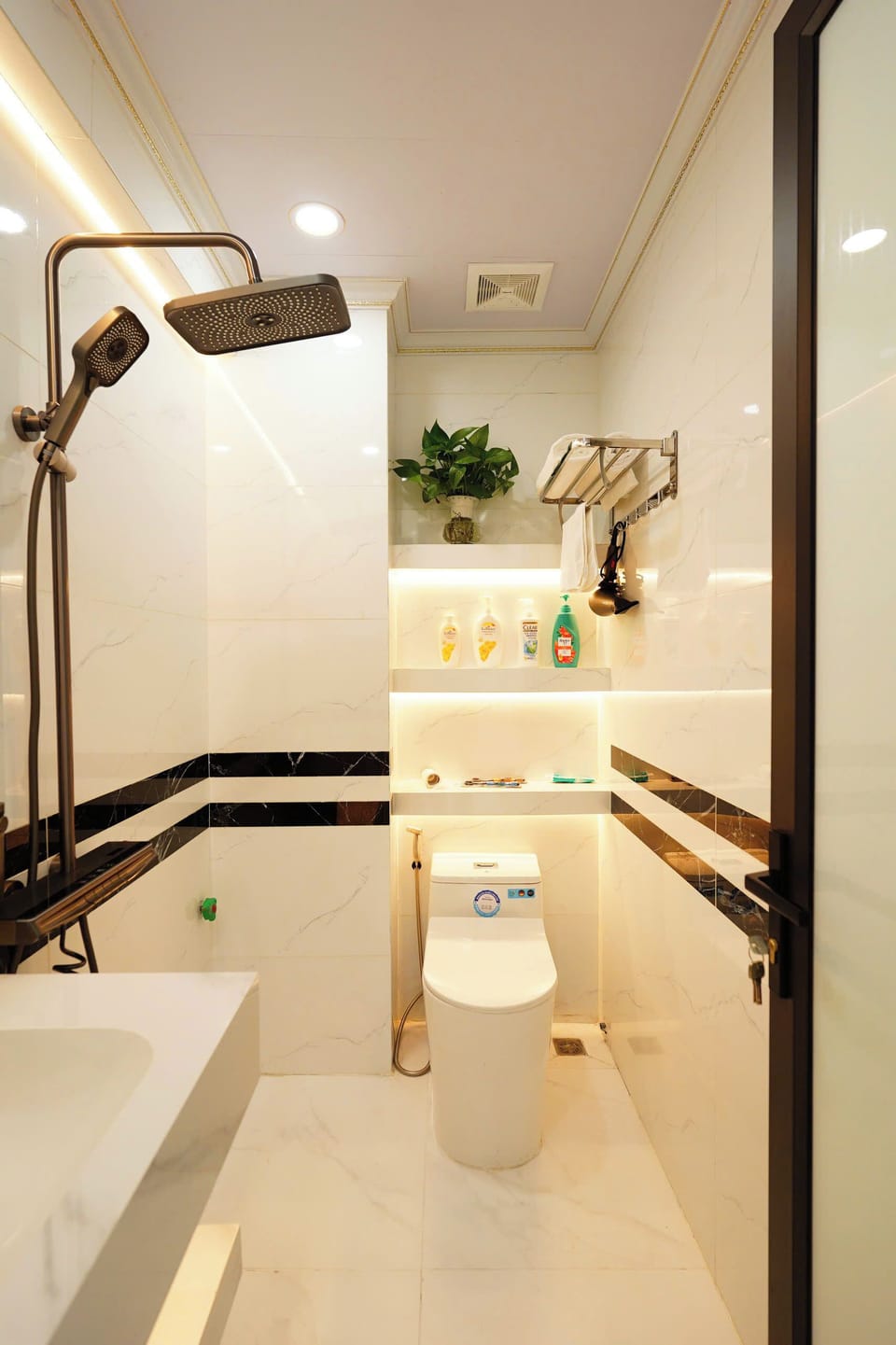 Deluxe Double Room, City View | Bathroom | Hair dryer, towels, soap, shampoo