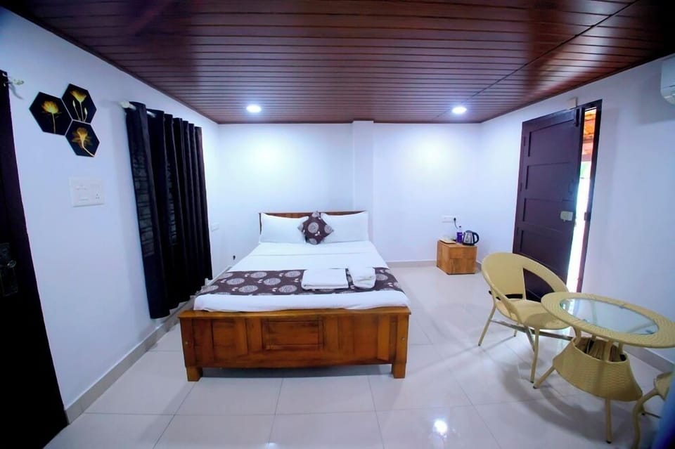 Comfort Room, 1 Queen Bed, Private Bathroom, Garden Area | In-room safe, desk, laptop workspace, blackout drapes