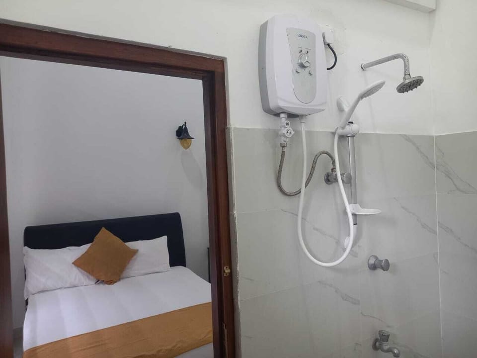 Basic Quadruple Room | Bathroom | Shower, towels, soap