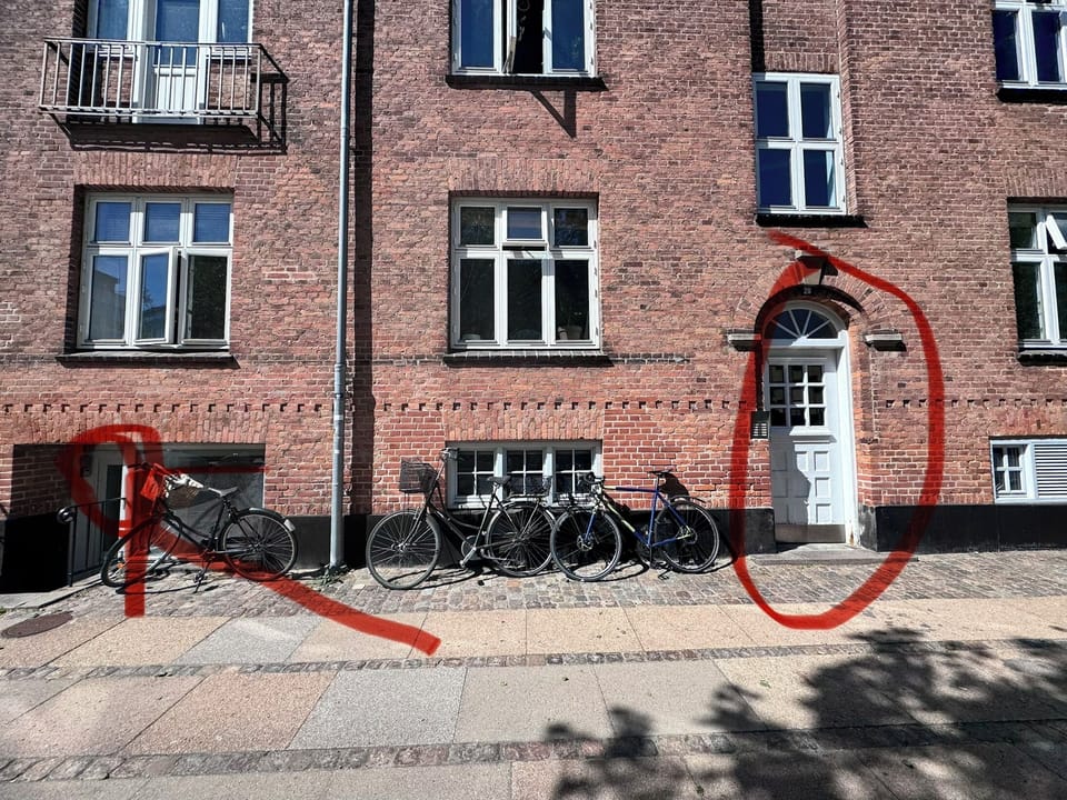 On the left you will find my key box and on the left you find the head door 