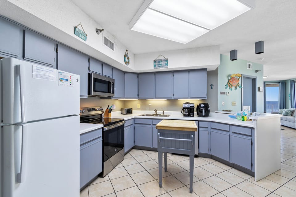 Signature Condo, 3 Bedrooms, Balcony, Beachfront | Private kitchen | Fridge, microwave, oven, stovetop