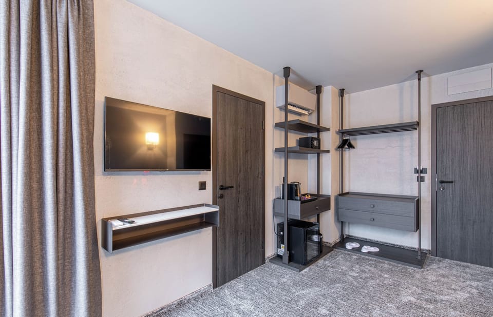 Minibar, in-room safe, desk, laptop workspace