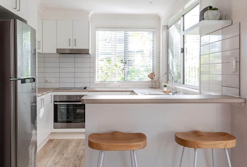 Fully equipped kitchen with breakfast bar