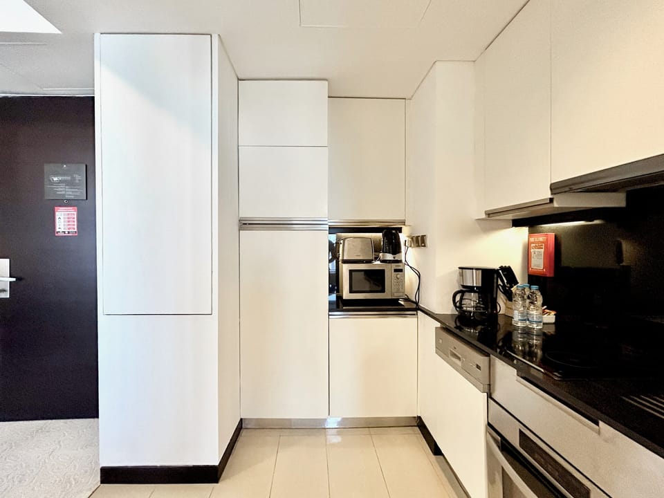 Full-size fridge, microwave, oven, stovetop