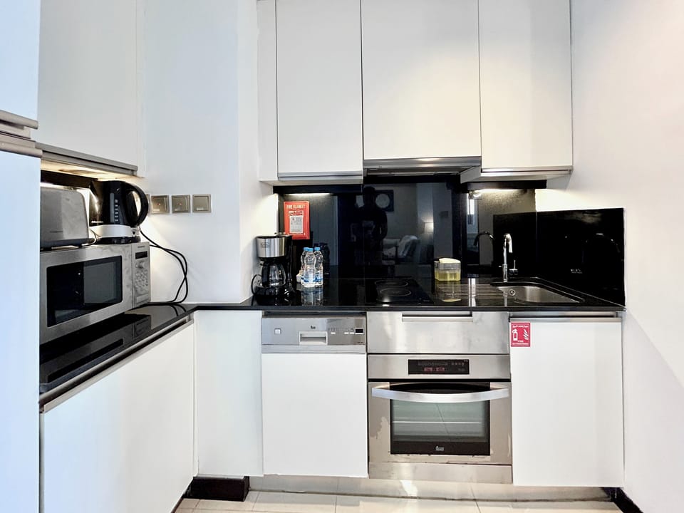 Luxury Studio, Marina View | Private kitchen | Full-size fridge, microwave, oven, stovetop
