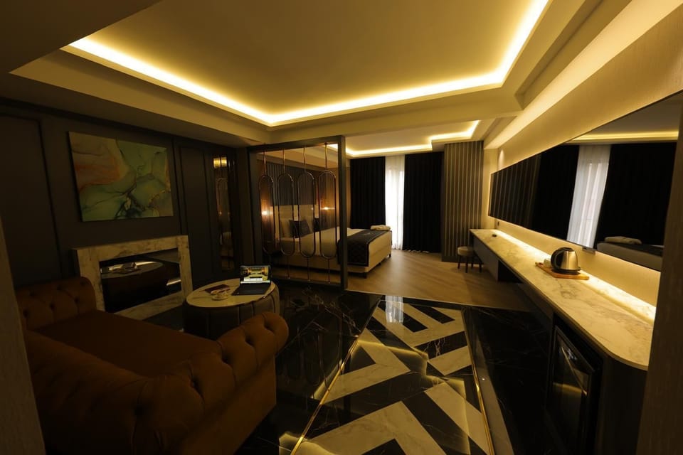 Suite | In-room safe, desk, laptop workspace, blackout drapes