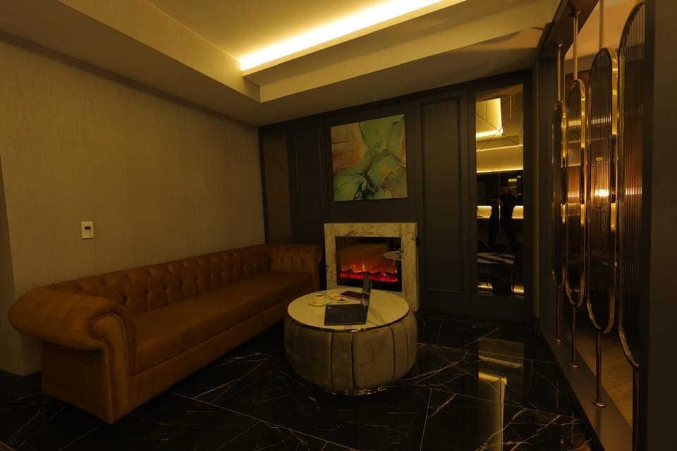 Suite | In-room safe, desk, laptop workspace, blackout drapes