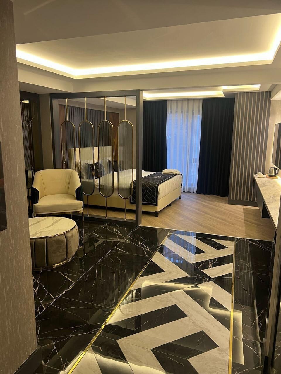 Suite | In-room safe, desk, laptop workspace, blackout drapes