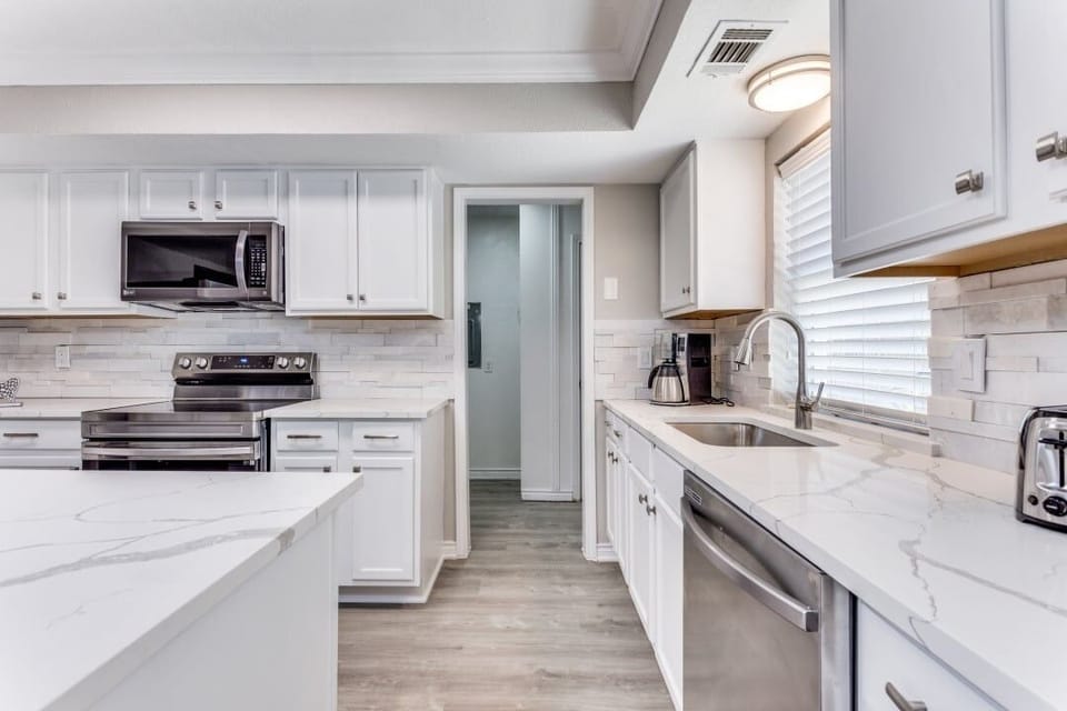 House, 5 Bedrooms | Private kitchen | Fridge, oven, coffee/tea maker, toaster