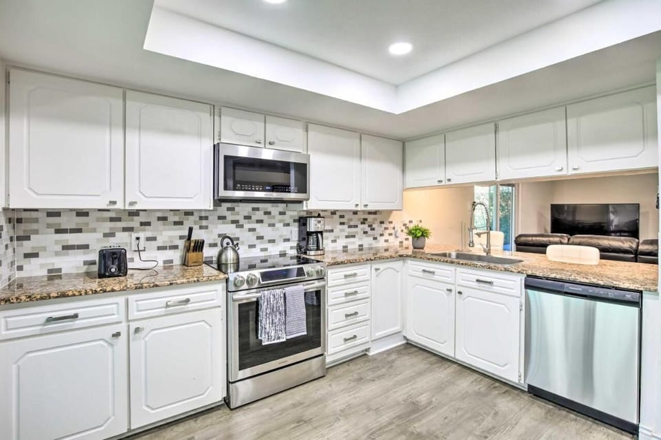House, 4 Bedrooms | Private kitchen | Fridge, oven, coffee/tea maker, toaster