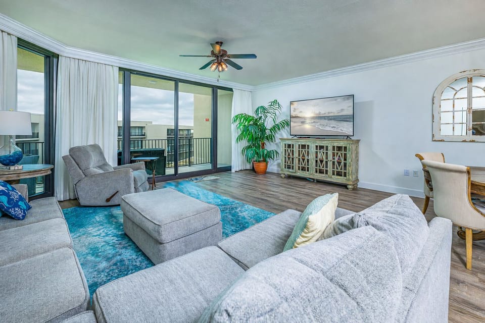 Condo, 3 Bedrooms | Living area