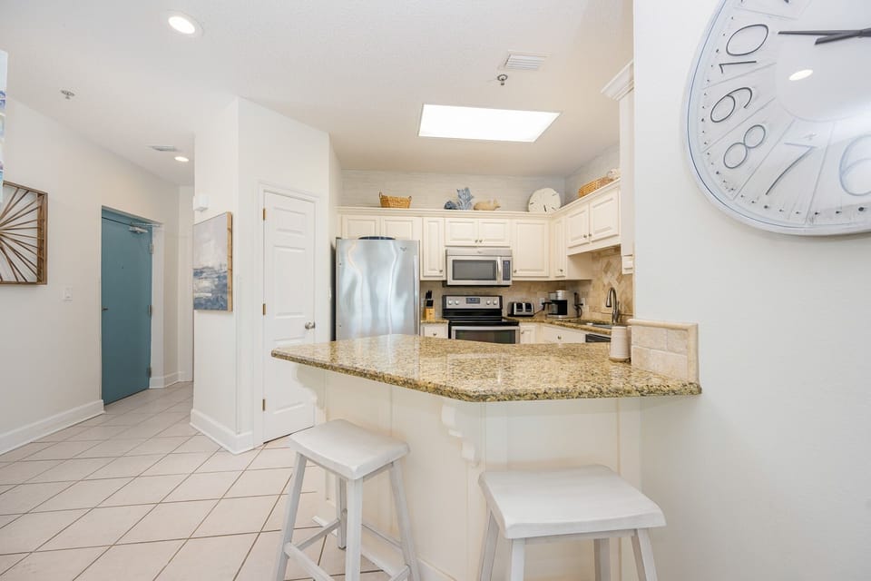 Condo, 2 Bedrooms | Private kitchen | Fridge, oven, coffee/tea maker