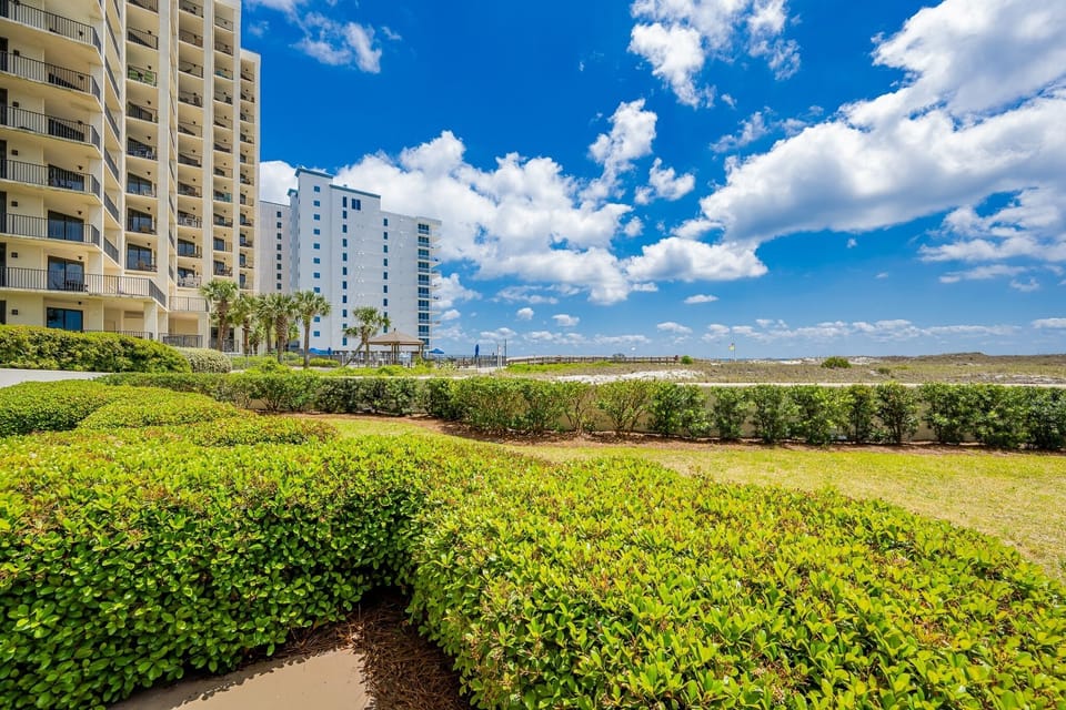 Condo, 2 Bedrooms | Property grounds