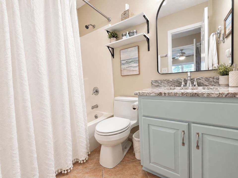 Southwinds I-5 Bathroom with Newly updated mirrors and vanity li