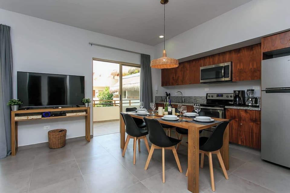Smart TV, Dining Table & Fully Equipped Kitchen