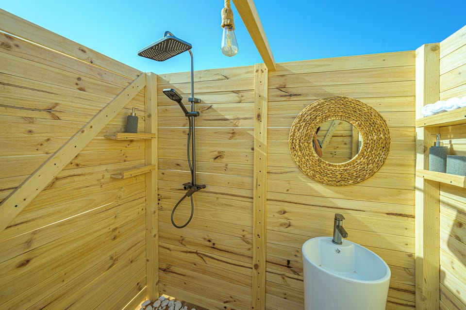 Deluxe Tent | Bathroom | Shower, free toiletries, towels, soap