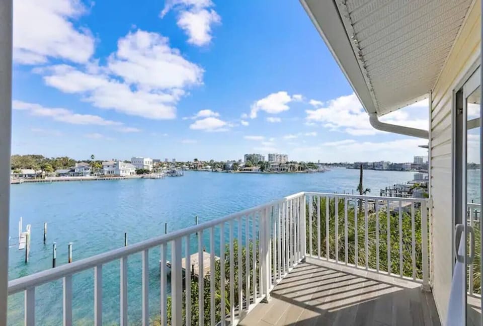 Top balcony overlooking the Intracoastal waterway